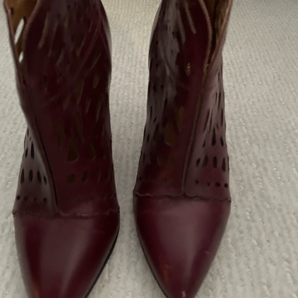 Size 7 - Nine West laser cut leather booties. Wine colour. - Picture 7 of 7